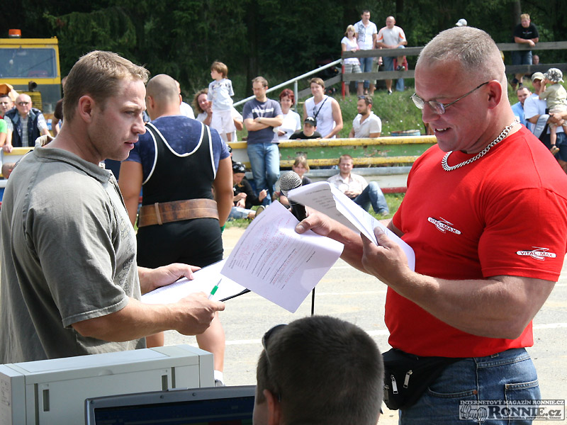 Hlavn� rozhod�� Petr Tes�rek a moder�tor Petr Vani�.